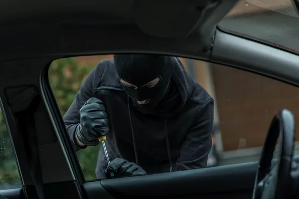 Kipróbálás-hoz betörni az autó autó tolvaj — Stock Fotó