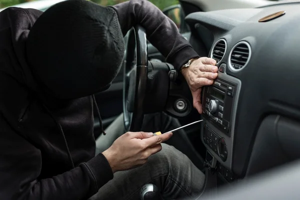 Jefe ladrón de coches tratando de robar la radio del coche — Foto de Stock