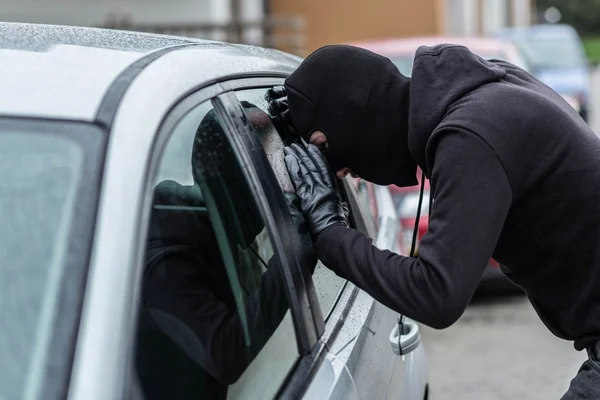 Autó tolvaj belenéz a kocsiját az ablakot — Stock Fotó