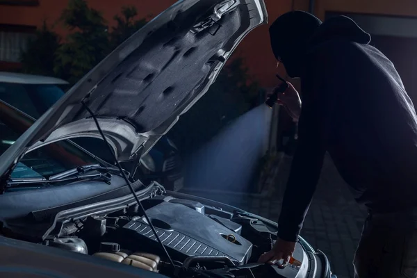 Autodieb mit Taschenlampe entwaffnet Auto — Stockfoto