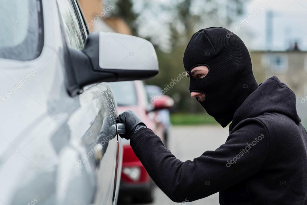 Voleur de voiture tire la poignée d'une voiture . image libre de droit