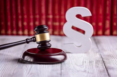 Tokmak ve ahşap paragraf hukuk sembolleri 