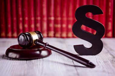 Tokmak ve ahşap paragraf hukuk sembolleri 