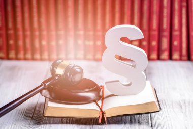 Tokmak ve ahşap paragraf hukuk sembolleri 