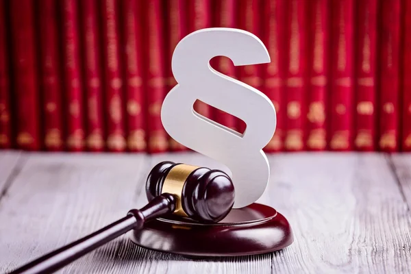 Tokmak ve ahşap paragraf hukuk sembolleri 