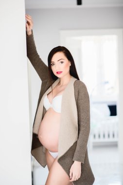 Güzel salonunda poz hamile.