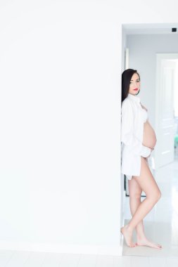 Güzel salonunda poz hamile. 