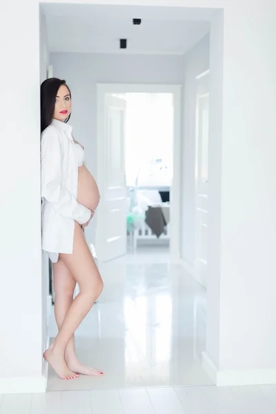 Belle enceinte posant dans le hall . — Photo