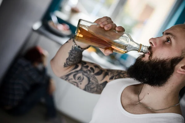 Berusad dricka whisky make — Stockfoto