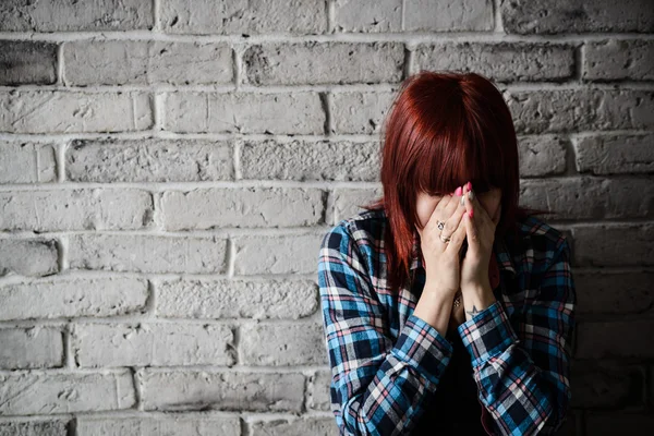 Deprimido jovem chorando mulher vítima — Fotografia de Stock