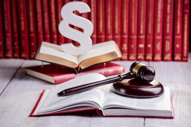 Hukuk Mahkemesi kitaplığında semboller