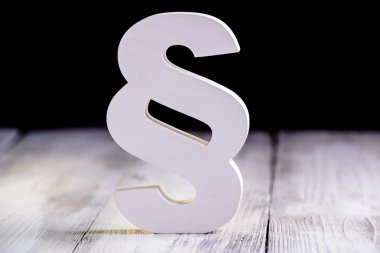 Beyaz ahşap paragraf - hukuk sembol siyah