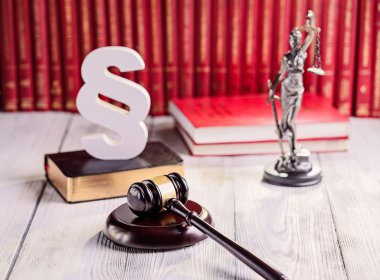 Hukuk Mahkemesi kitaplığında semboller.