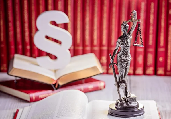 Símbolos da lei na biblioteca do tribunal . — Fotografia de Stock