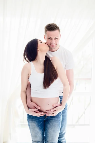 Zwangere vrouw staat met haar echtgenoot — Stockfoto