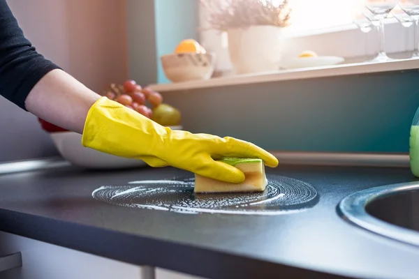Woman's hands cleaning kitchen cabinets — Stock Photo, Image