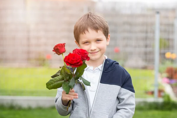 Mały chłopiec z bukietem róż — Zdjęcie stockowe