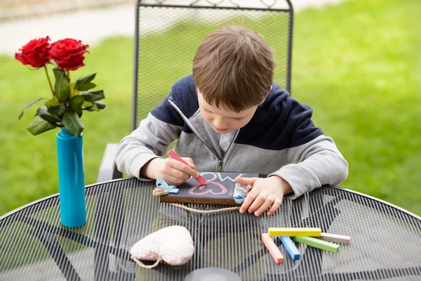 Menino criança desenhando uma declaração de amor — Fotografia de Stock