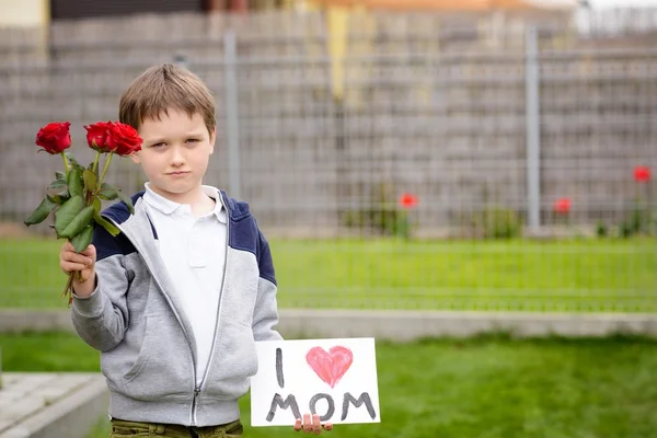 Ragazzo dando a sua madre self-made biglietto di auguri — Foto Stock