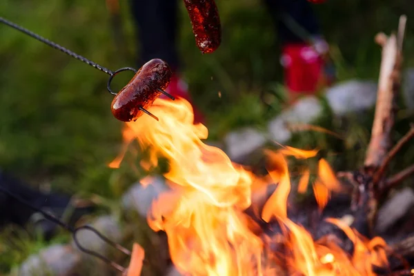 Grillowane kiełbaski nad ogniskiem — Zdjęcie stockowe