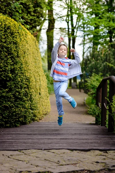 Kindertag. Glückliches Kind rennt und springt — Stockfoto