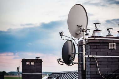 Uydu çanakları, Uydu Antenleri üzerinde baca monte