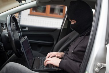 Araba hırsızı Oto güvenlik sistemleri etkisiz hale getirmeye çalışır