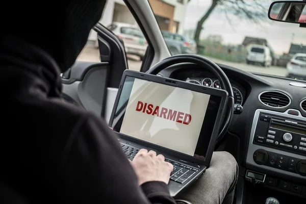 Ladrón de coches intenta desarmar los sistemas de seguridad del coche — Foto de Stock