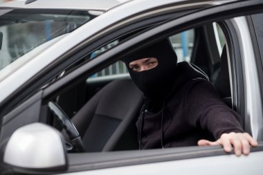 Araba hırsızı çalıntı bir araba alır