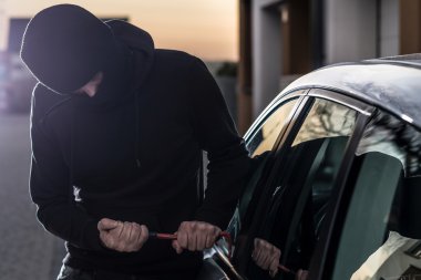Araba hırsızı arabaya levye ile kırmaya çalışan