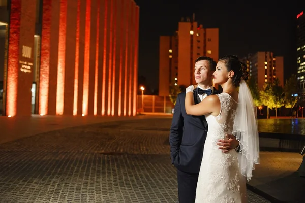 Gorgeous newlyweds in city at night — Stock Photo, Image