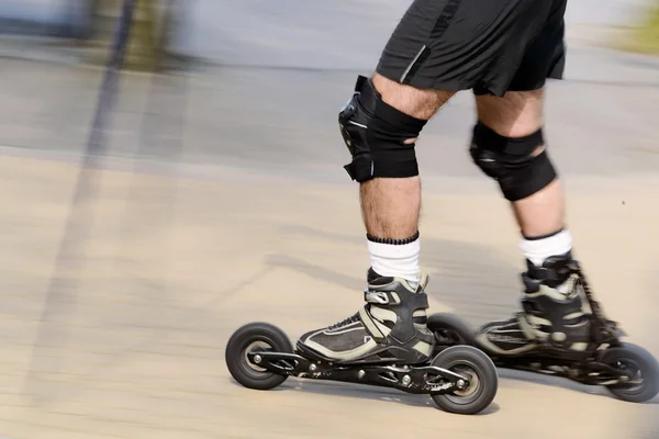 Hombre esquí de fondo con roller ski — Foto de Stock