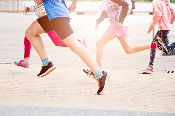 Niños corriendo en el parque — Foto de Stock