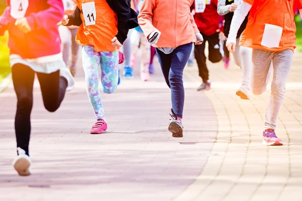 Bambini che corrono nel parco — Foto Stock