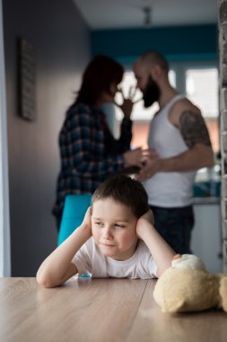 Üzgün, umutsuz bir çocuk anne kavga sırasında