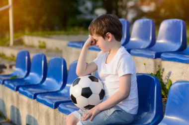 Küçük futbol fanlar hayal kırıklığına