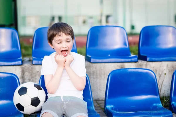 Маленький футбольный фанат — стоковое фото