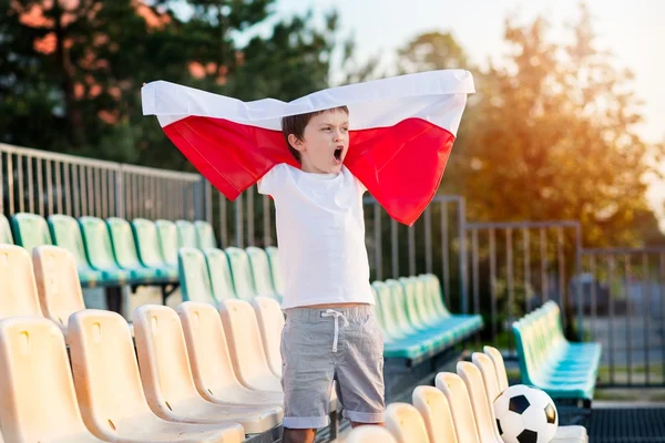 Маленький мальчик - фанат польской футбольной команды — стоковое фото
