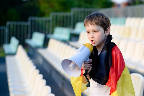 Ventilateur Allemagne criant à travers mégaphone sur le stade — Photo