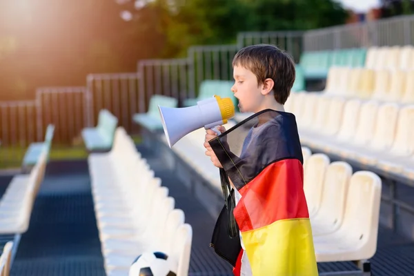 Немецкий фанат кричит через мегафон на стадионе — стоковое фото