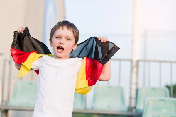 Маленький мальчик - болельщик сборной Германии по футболу — стоковое фото