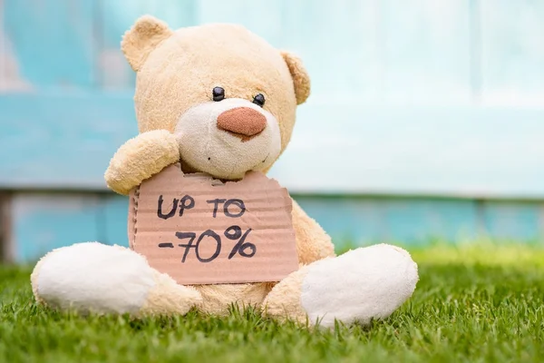 Ours en peluche tenant du carton avec des informations -70 % — Photo