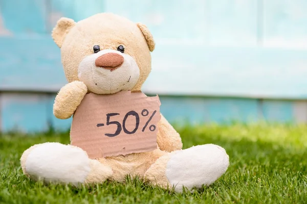Urso de pelúcia segurando papelão com informação -50% — Fotografia de Stock