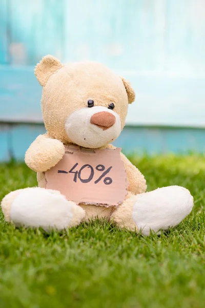 Urso de pelúcia segurando papelão com informação -40% — Fotografia de Stock