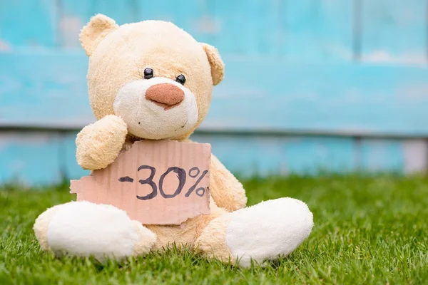 Urso de pelúcia segurando papelão com informações -30% — Fotografia de Stock