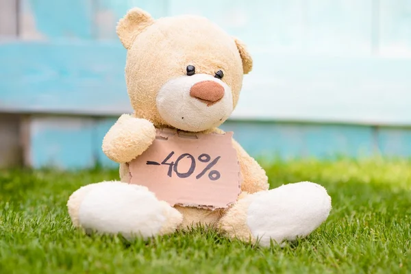 Teddy bear holding cardboard with information -40% — Stockfoto
