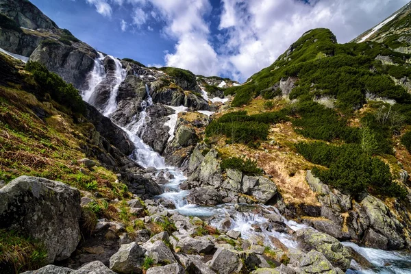 Cachoeira da montanha Siklawa em polonês Tatra — Fotografia de Stock