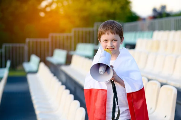 Польский футбольный фанат - маленький мальчик с мегафоном — стоковое фото