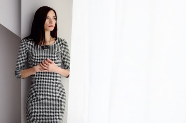 Resmen giyimli genç esmer kadın