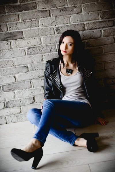 Deri ceketli seksi genç esmer